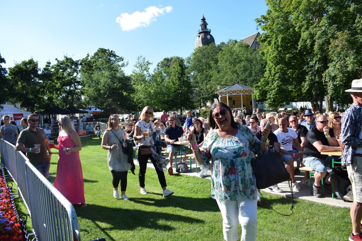Festarikävijöitä Naantalissa 31.7.2020