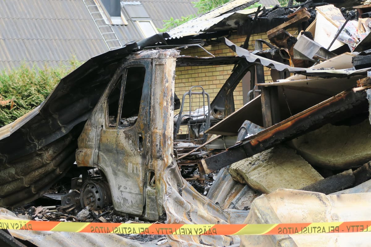 Tesomalla palanut omakotiltalo, palanut matkailuauto