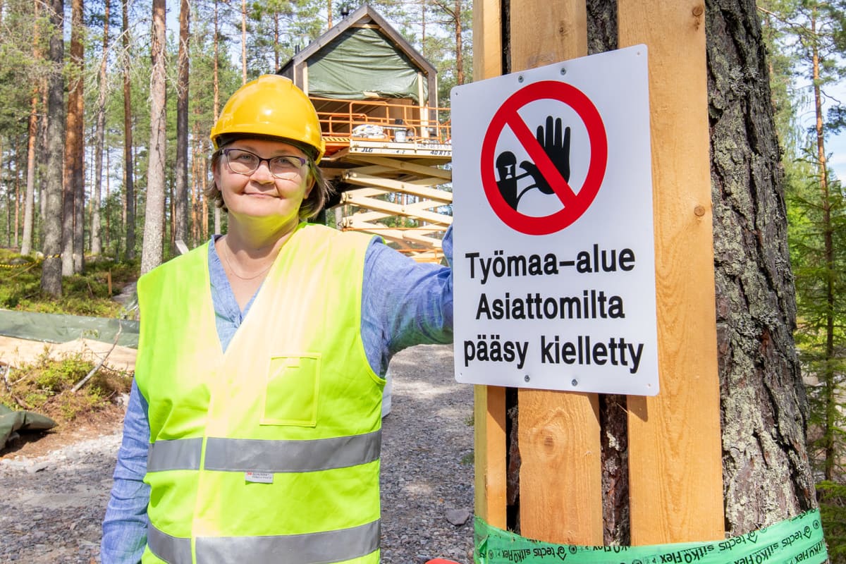 Minna Kainulainen poseeraa Niliaitan työmaalla.