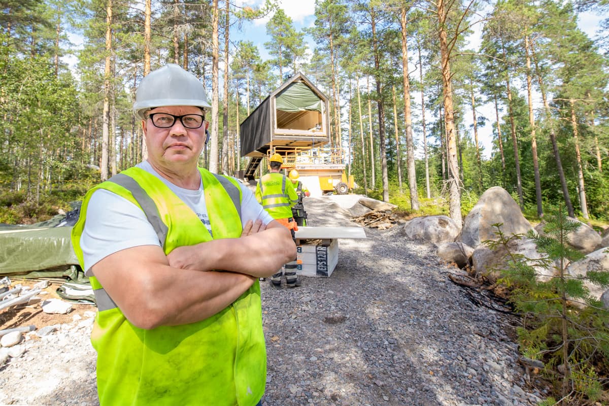 Jukka Hertteli poseeraa Niliaitan rakennustyömaalla.