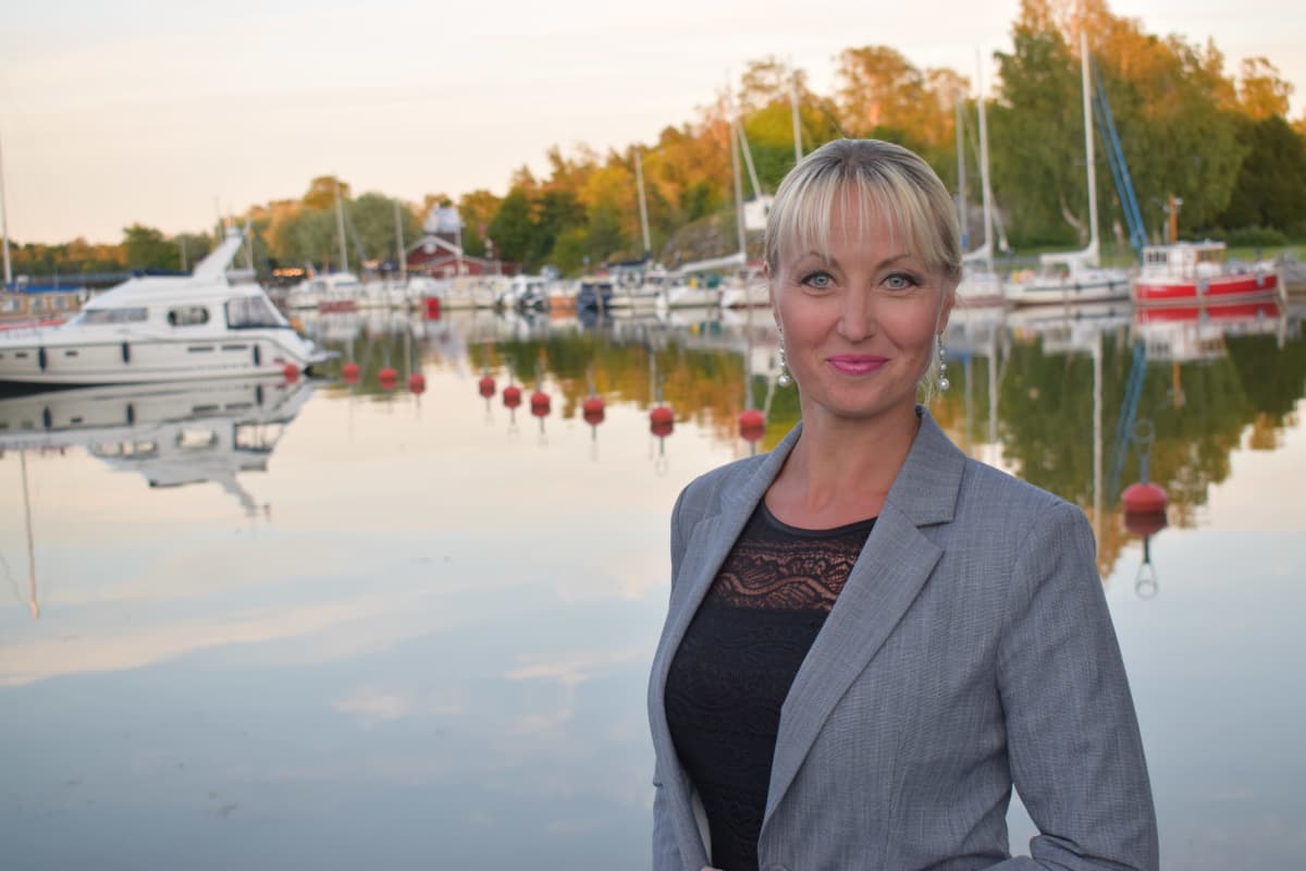 Kiinteistönvälittäjä Miia Elo Uudenkaupungin keskustassa.
