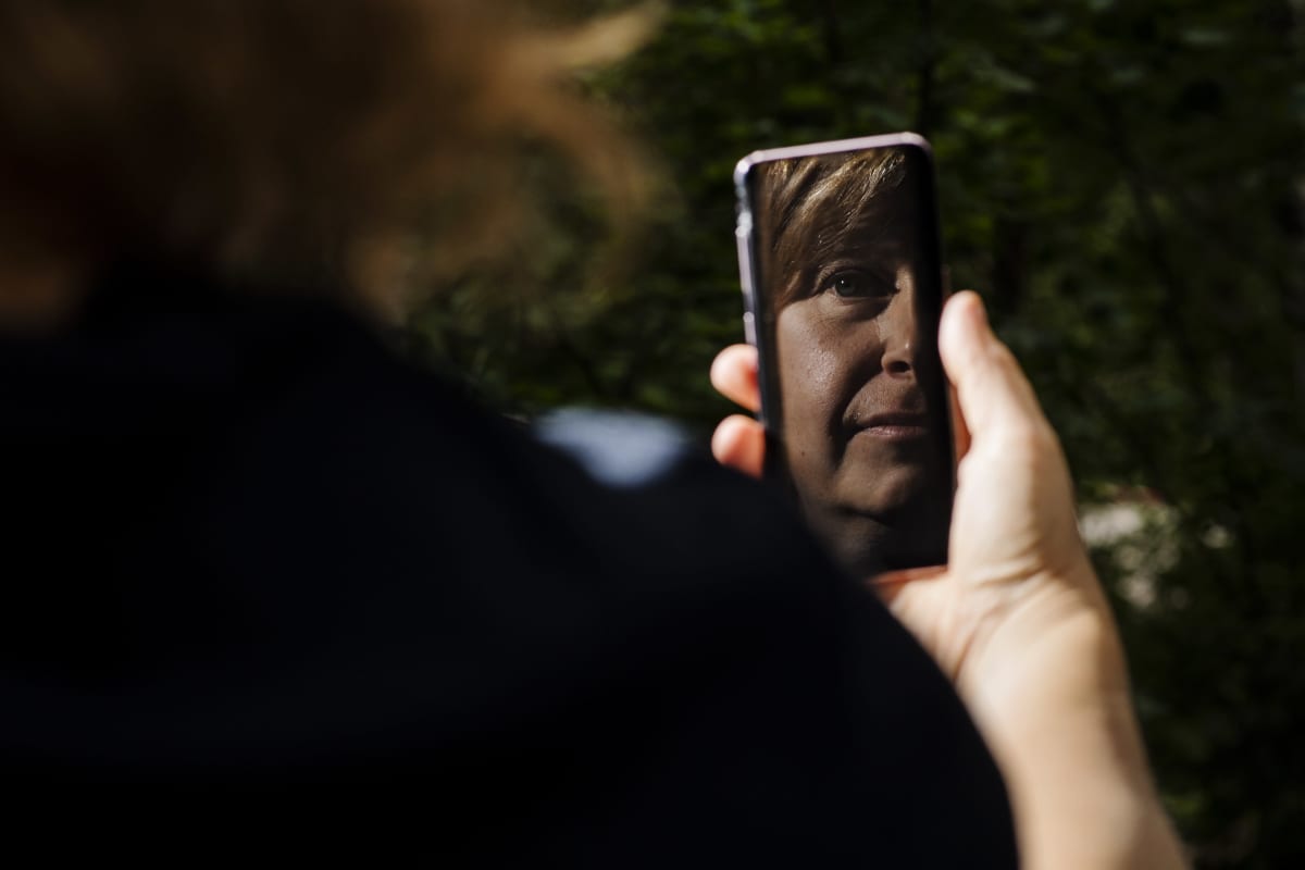 Kuvassa on Hanna Temmes, joka kuvattiin metsässä Pirkkolassa elokuussa 2020.