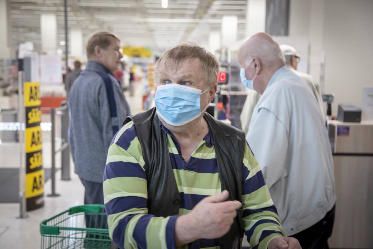 Esko Vilkuna kasvomaskissa kauppakeskus Jumbossa Vantaalla.