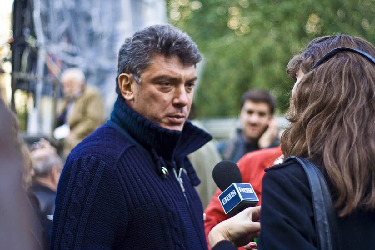 Boris Nemtsov lokakuussa 2009 mielenosoitukseen, joka järjestettiin vuonna 2006 surmatun toimittaja Anna Politkovskajan muistoksi.