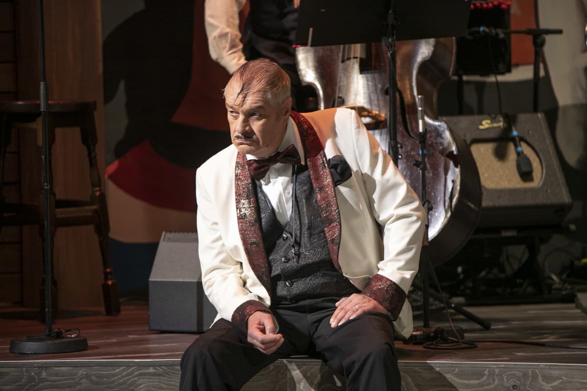 Jussi Lampi Hämeenlinnan teatterin lavalla.