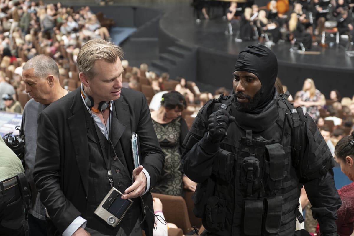Christopher Nolan regisserar John David Washington i samband med Tenet.