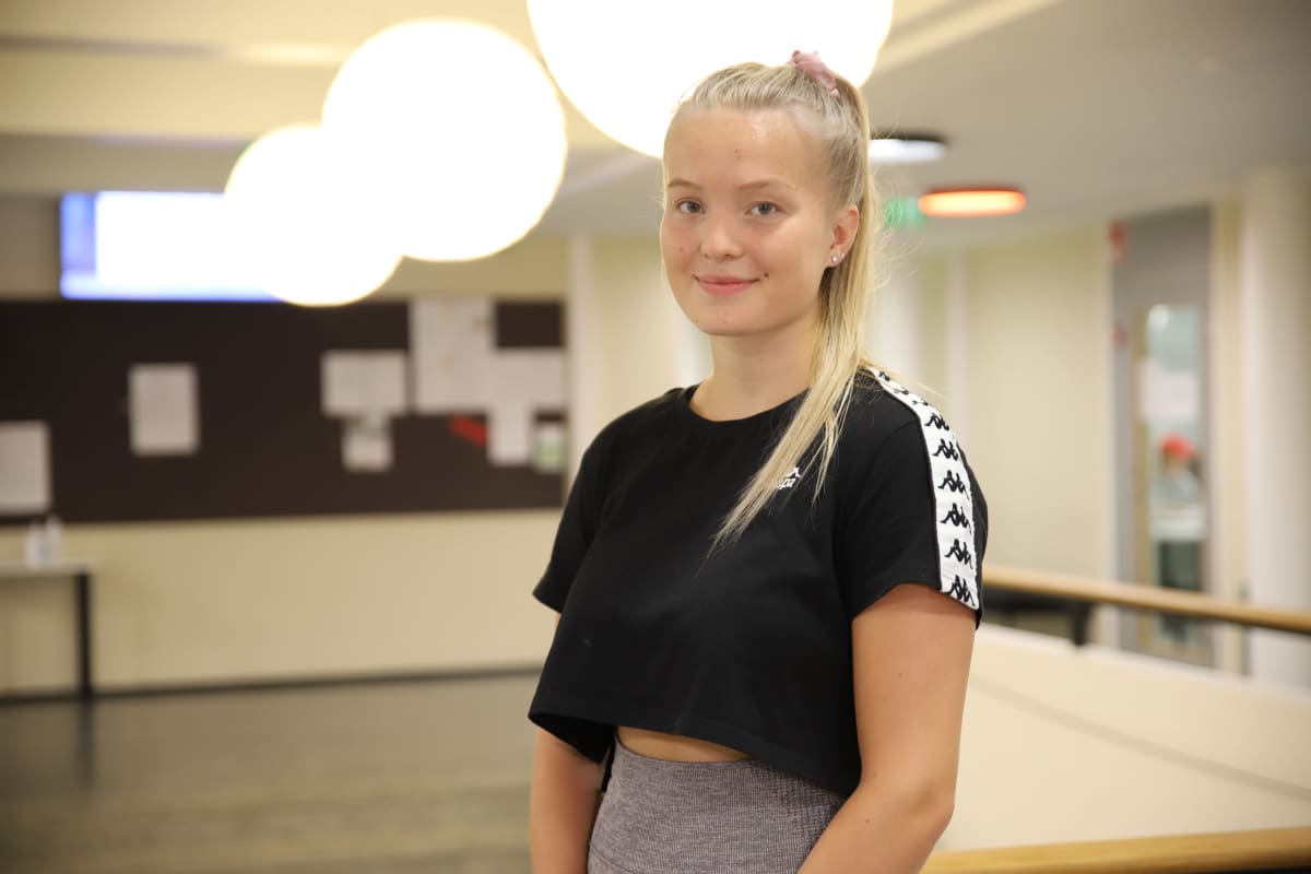 Elvi Jauho harjoittelemassa ylioppilasjuhlan musiikkiesitystä.