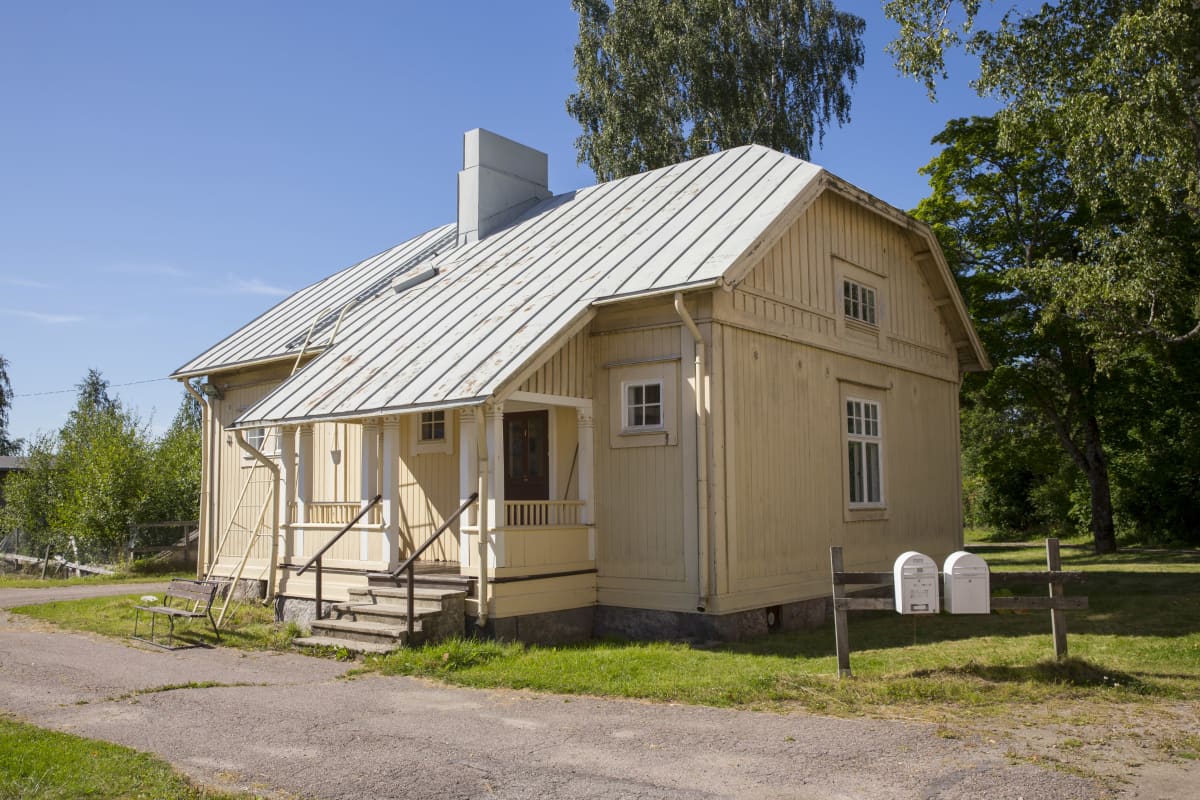 Puutarhurin talona tunnettu rakennus Nikkilän sairaalan alueella.