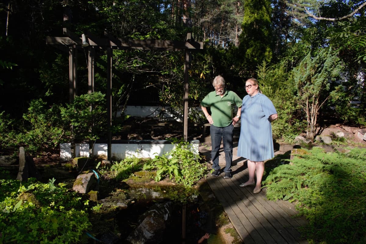 Arno Kasvi ja Jenni Kiviluoto japanilaisessa puutarhassa Turussa.