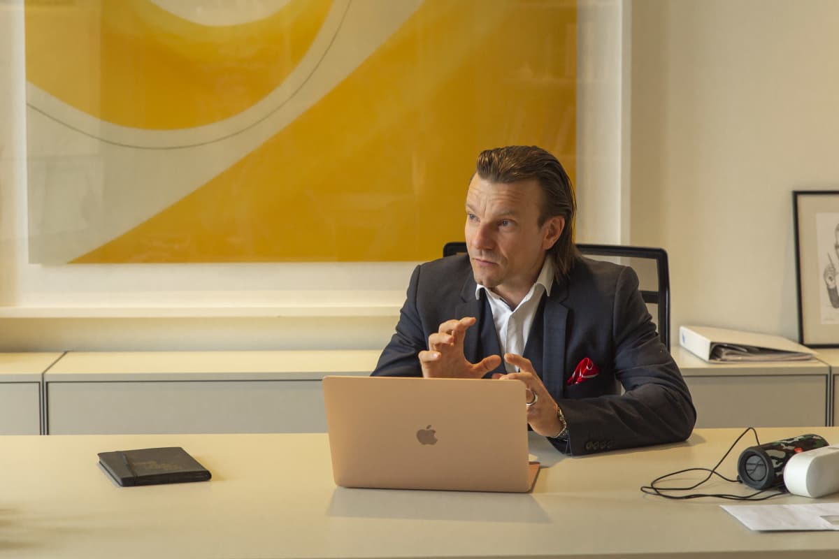 Aurora Studiosin toimitusjohtaja Antti Toiviainen työpöytänsä ääressä