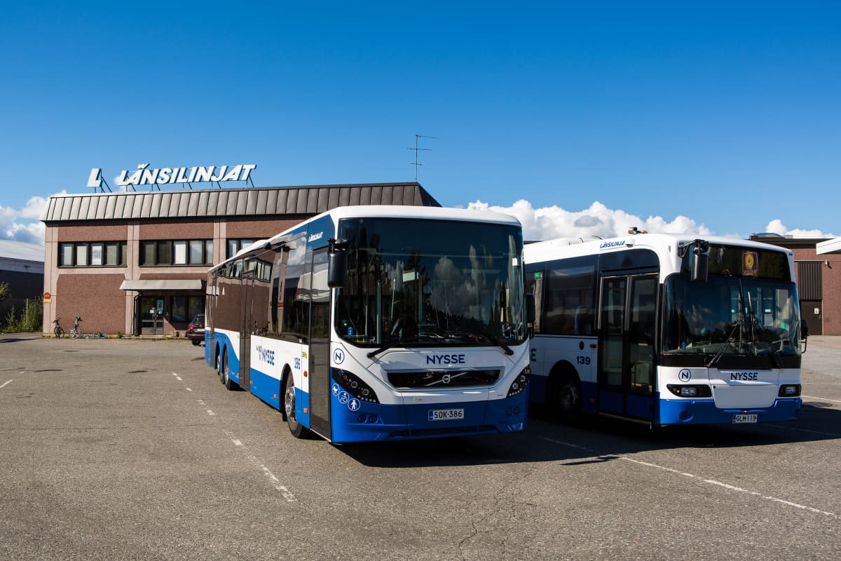 Busseja Länsilinjojen terminaalilla.