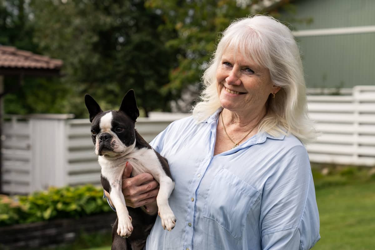 Kasvattaja Tiina Taulos ja bostoninterrieri Lily