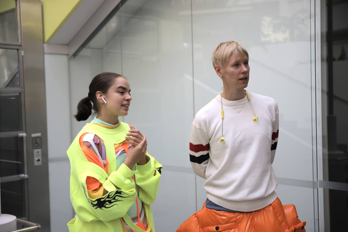 Tanssijat Anni Koskinen ja Sofia Simola Kauppapaikka 18:ssa Kajaanissa