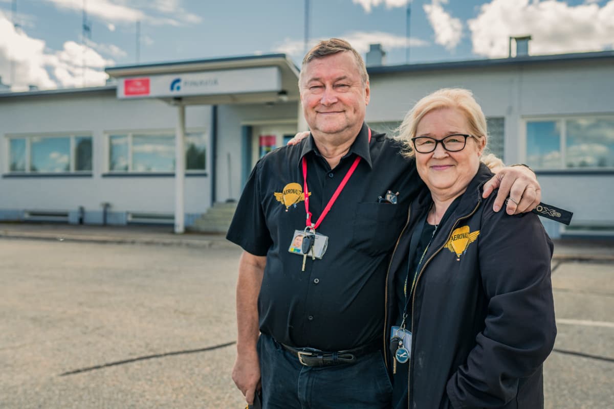 Markku ja Seija Sipinen poseeraavat Jyväskylän lentokentän vanhan terminaalin edessä.