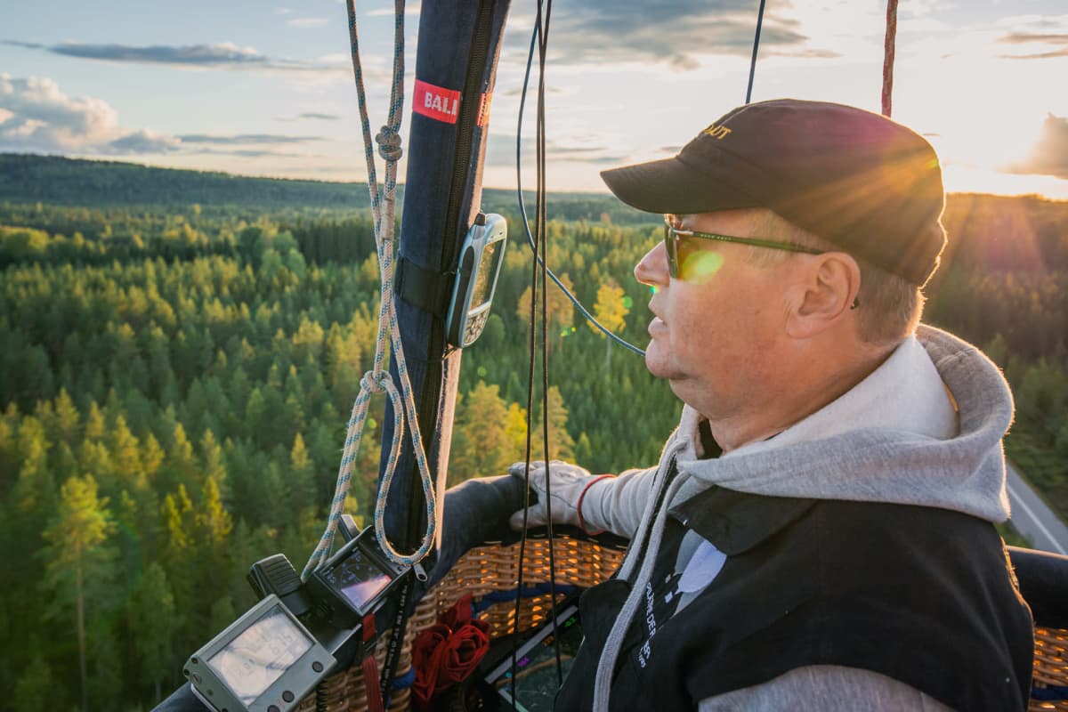 Markku Sipinen lentä kuumailmapalloa