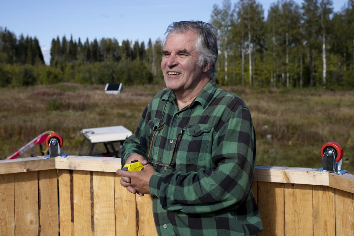 Syrjävaara Good Night:n yrittäjä Olli Reijonen tähtitornissa.