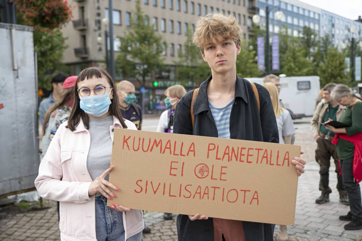 Nuoret osoittavat mieltä Suomen luonnon puolesta Lahden kauppatorilla.