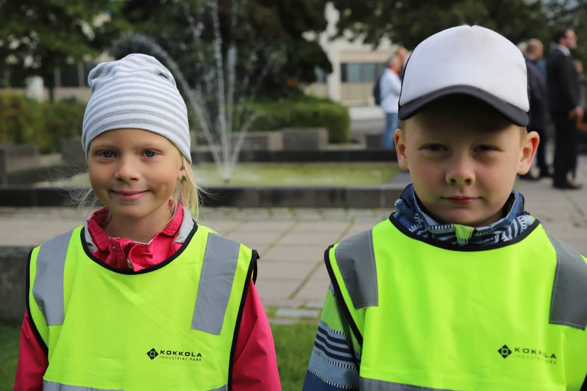 Erin Varila ja Matias Rantala seisovat Kokkolan torilla