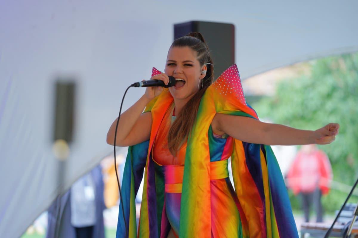 Saara Aalto esiintyi Pride-avajaisissa