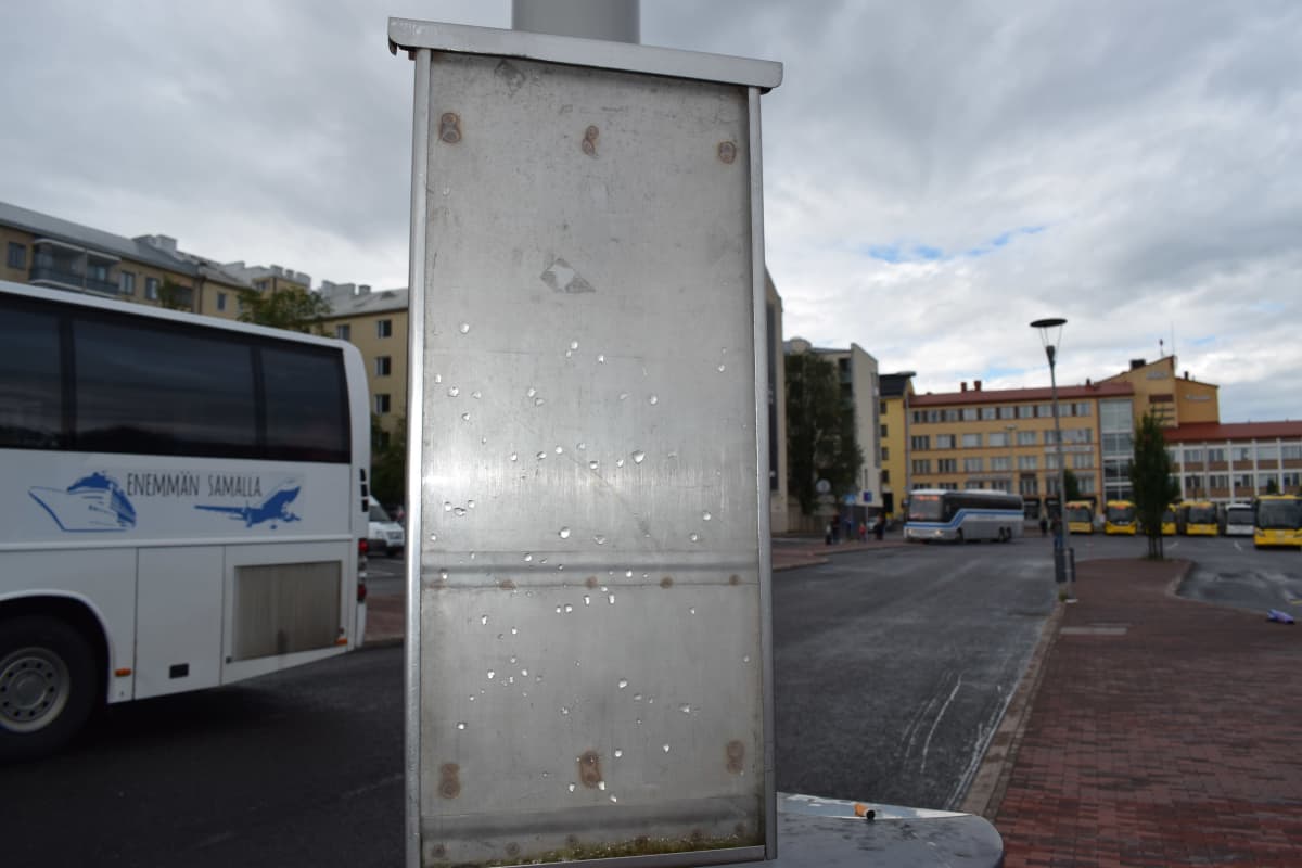 Tyhjä aikataulukehys Turun linja-autoasemalla.