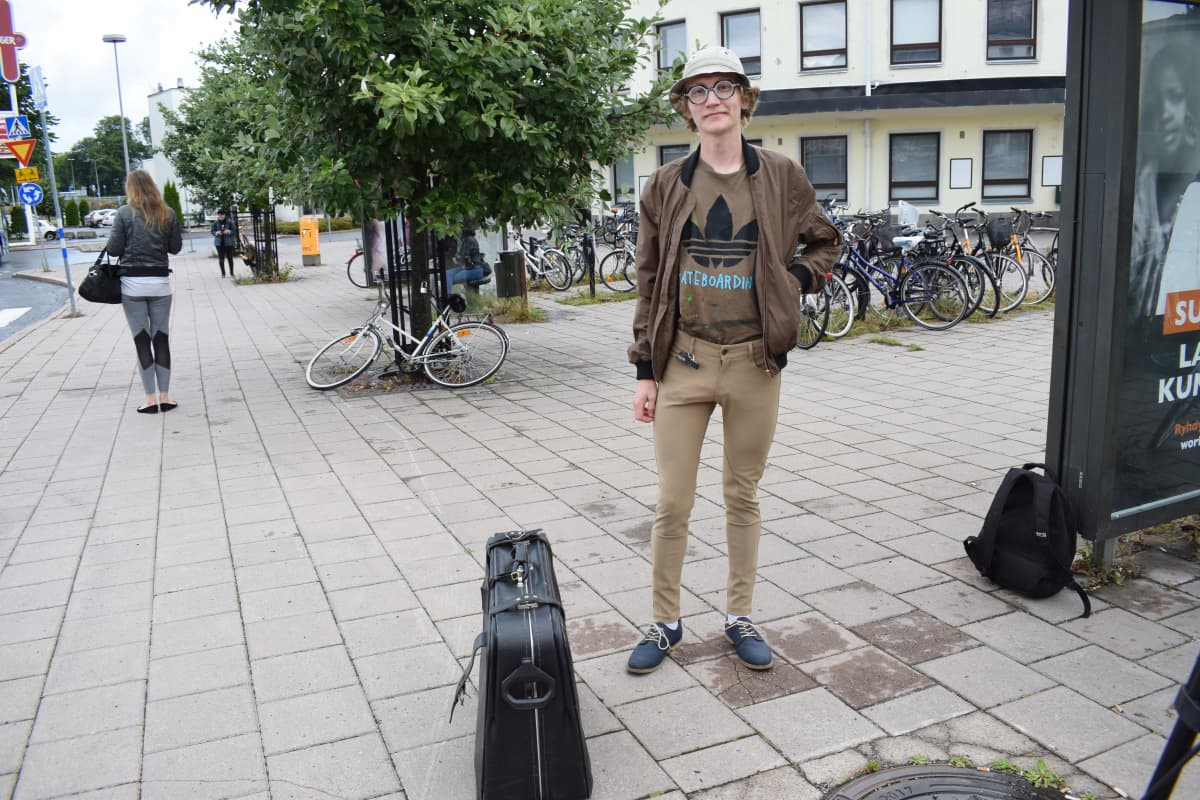 Linja-automatkustaja Sammeli Saarinen Turun linja-autoseasemalla.