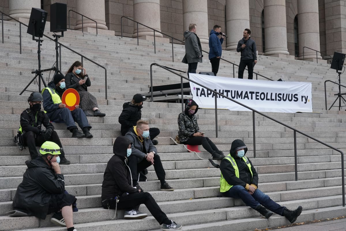 Juontaja Mikko Leppilampi (oik) haastatteli Live Nation Finlandin toimitusjohtaja Tomi Saarista ja Ilosaarirockin promoottori Panu Hattusta Eduskuntatalon portailla.