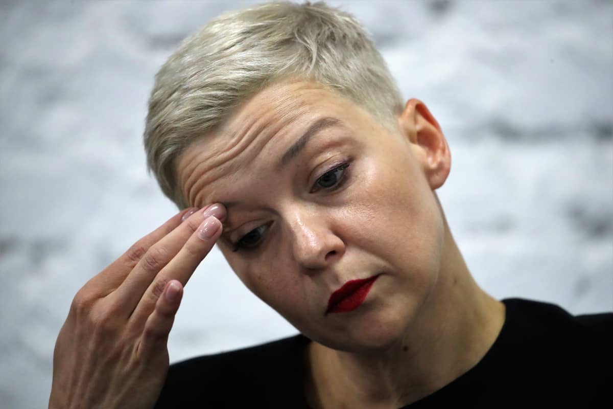 Maryja Kalesnikava lähikuvassa. Hän koskettaa oikealla kädellään kulmakarvaansa.