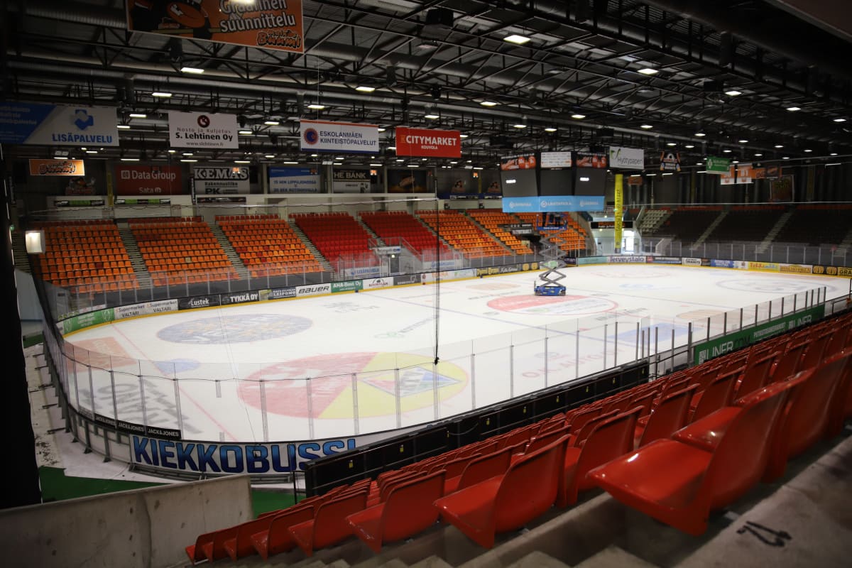 Kouvolan jäähallissa KooKoon jääkiekkokaukalo.