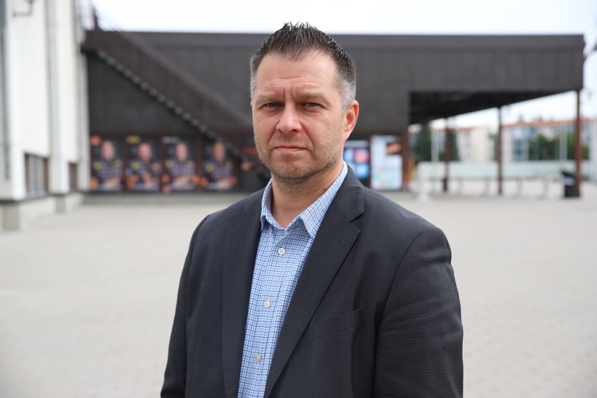 KooKoon toimitusjohtaja Sakari Välimaa Kouvolan jäähallin pihalla.