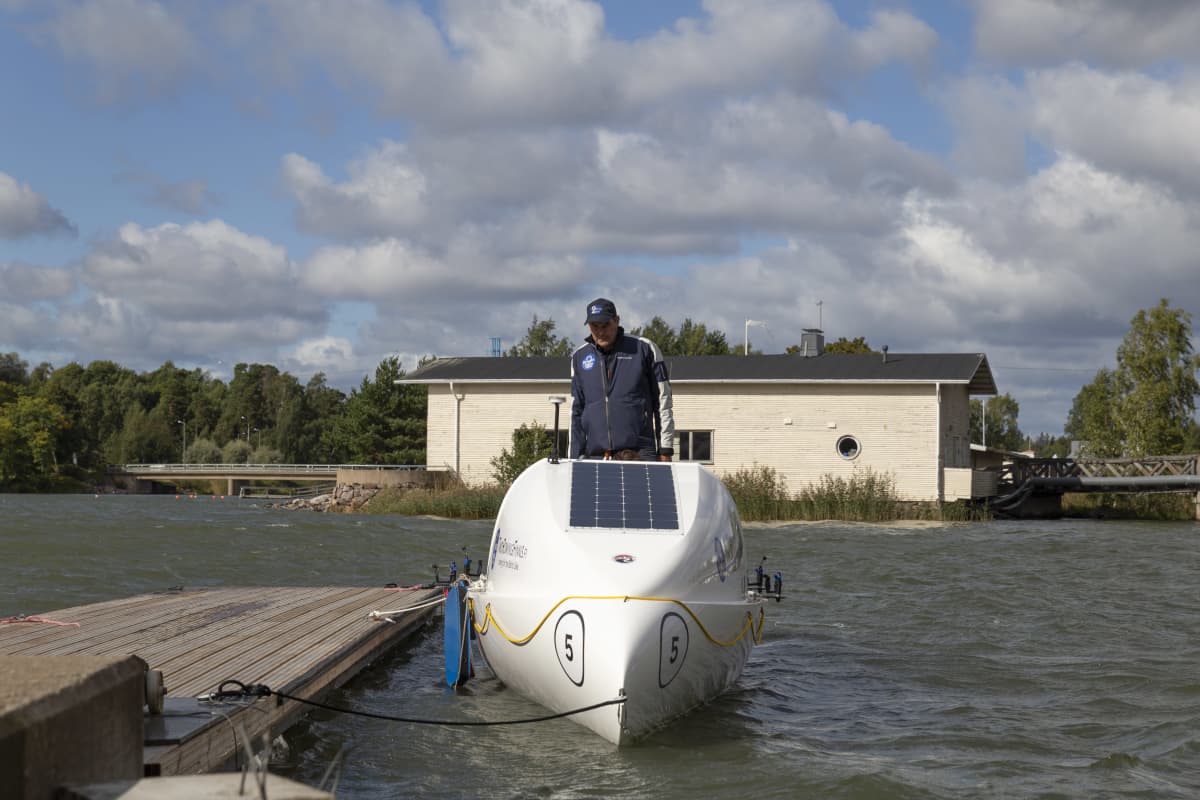Jolle Blässar soutuveneessä, jolla hän aikoo ylittää Atlantin valtameren yhdessä Markus Mustelinin kanssa.