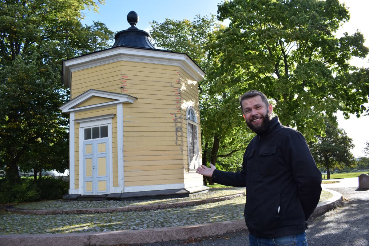 Väitöstutkija John Björkman Kupittaan lähteellä.