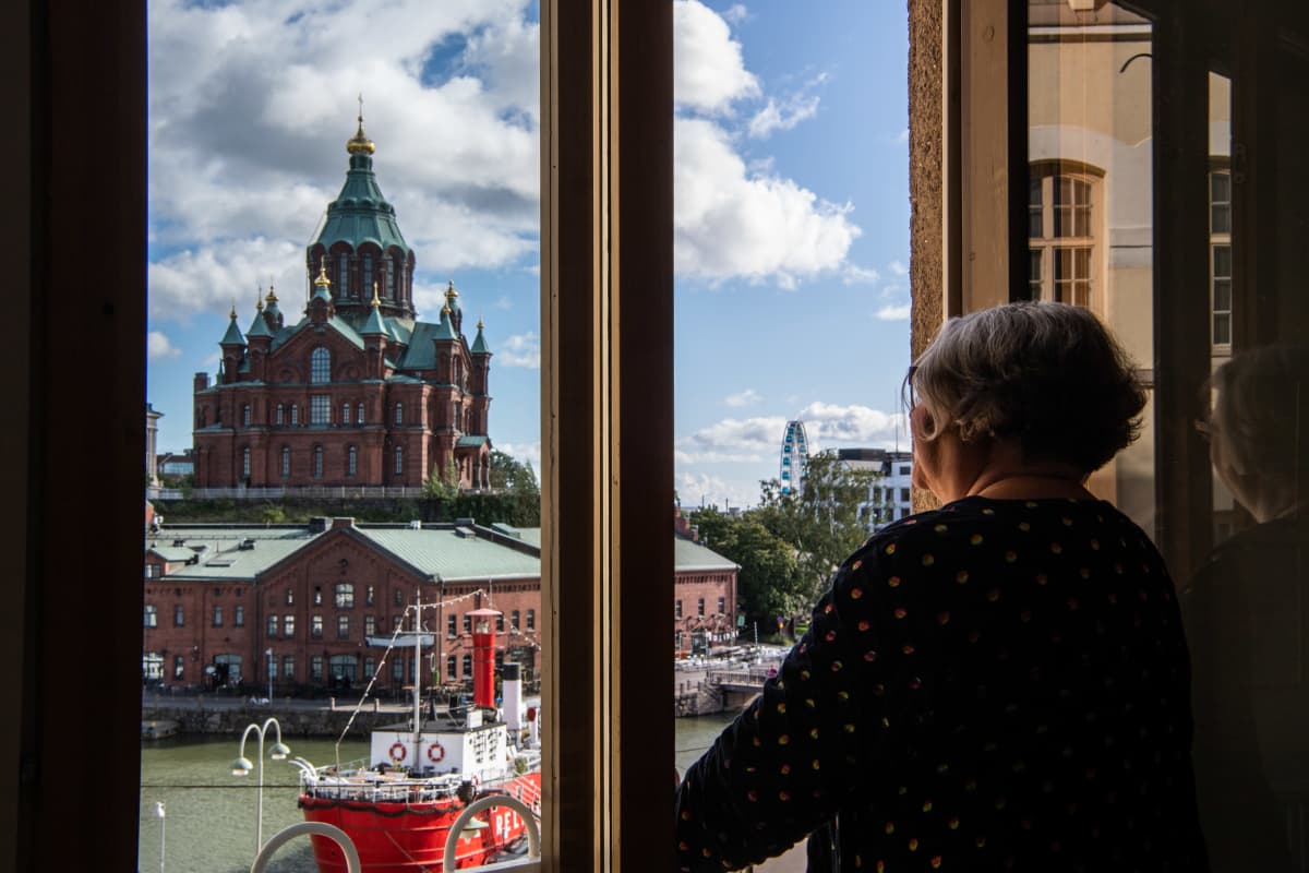 Irja Askola katsoo kotinsa parvekkeelta kohti Uspenskin katedraalia.