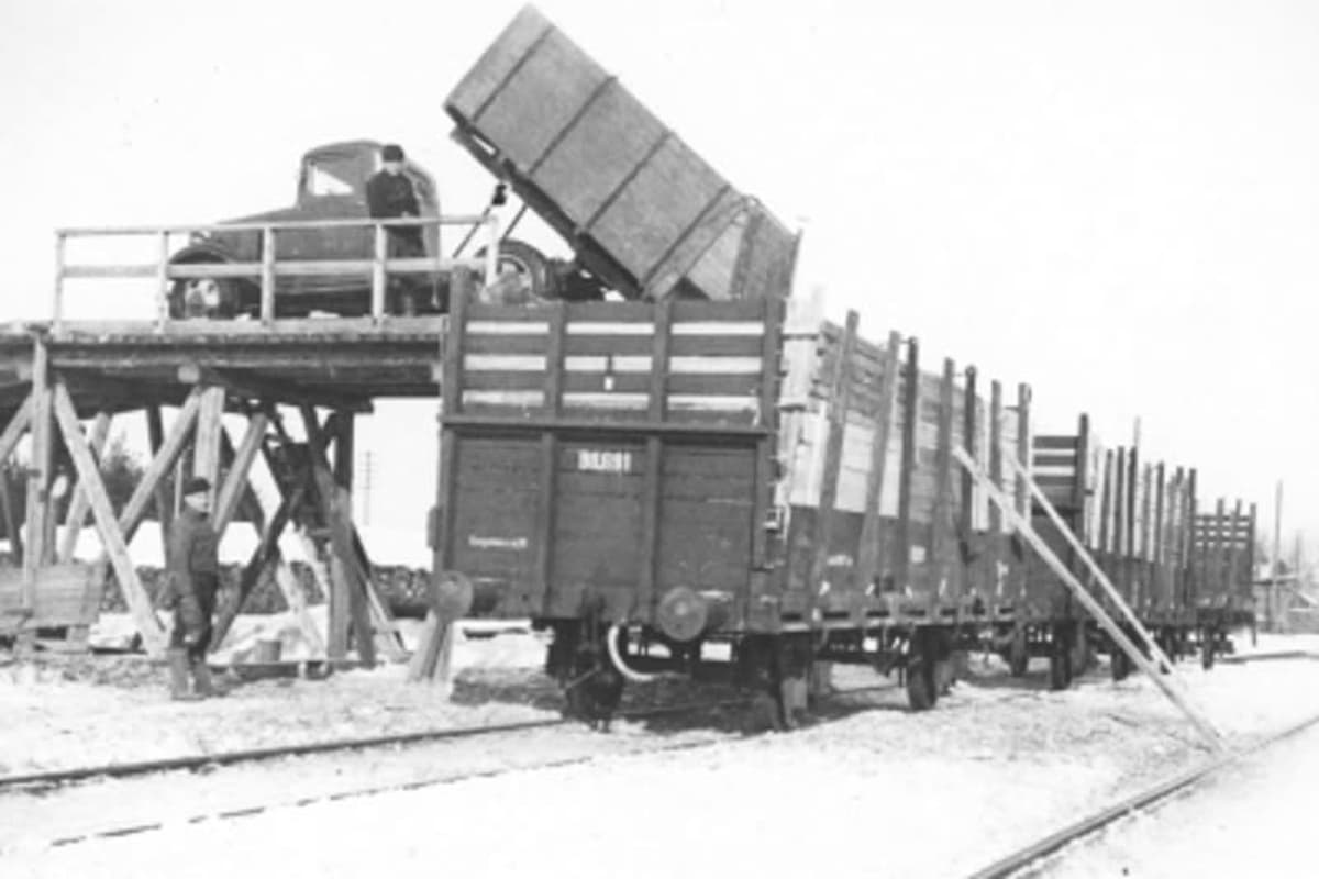 Tavaraa kipataan junanvaunuun Mommilassa 1930-luvulla