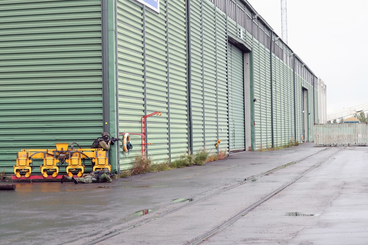 Kaksi sotilasta harjoittelee puolustamista.