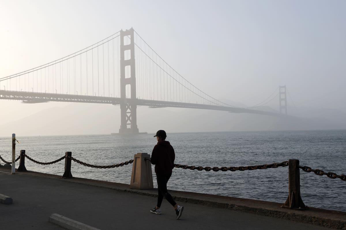 San Franciscossa, Kaliforniassa ilma oli maanantaina näin sameaa Golden Gate -sillan luona. Keskiviikkona tilanne oli kaupungissa jo hyvä.