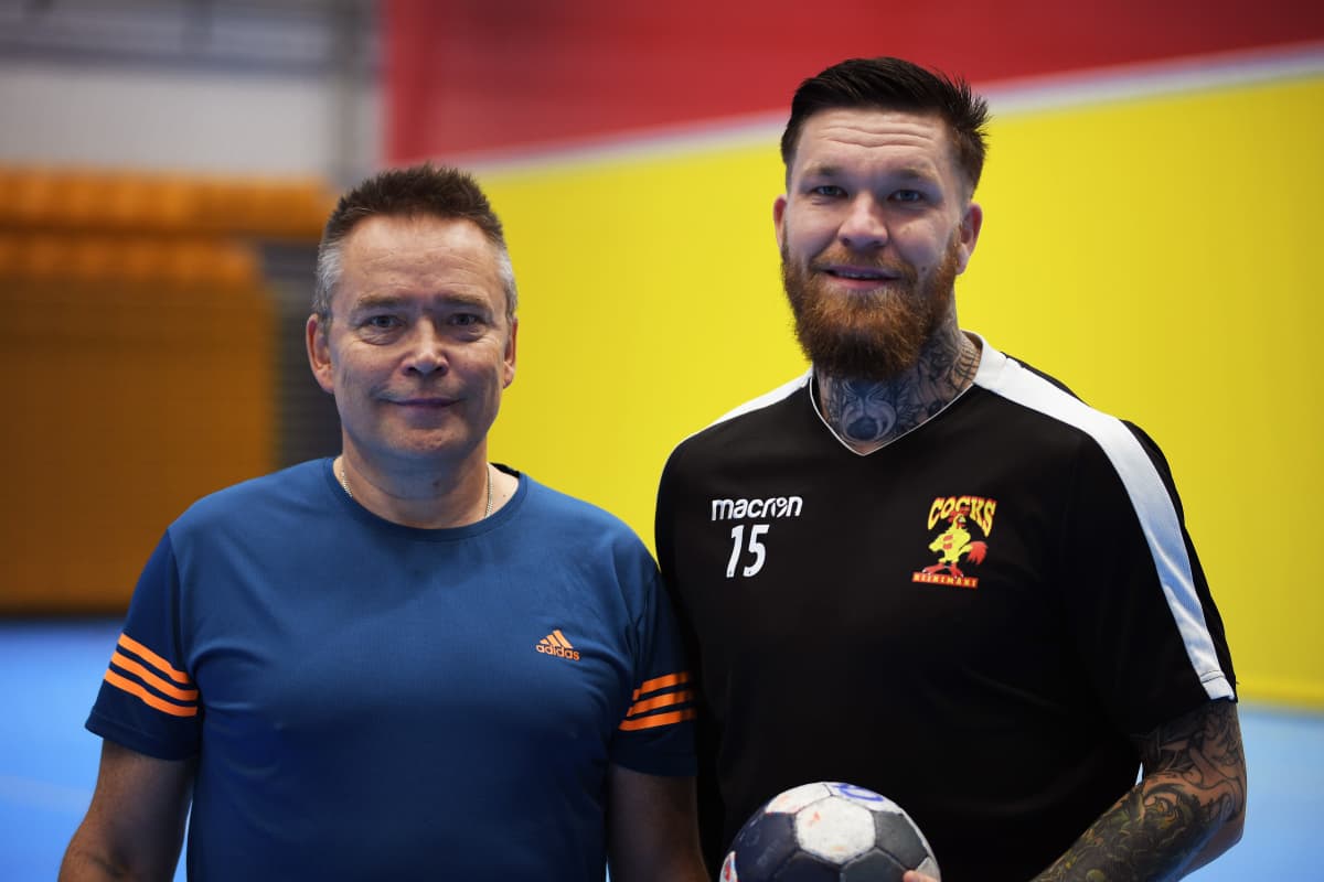 Markku Tuomi och Teemu Tamminen poserar i Cocks hemmahall.