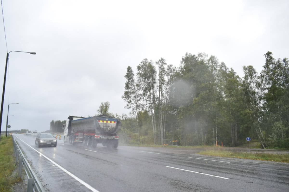 Autoja valtatiellä 4 Laukaassa.