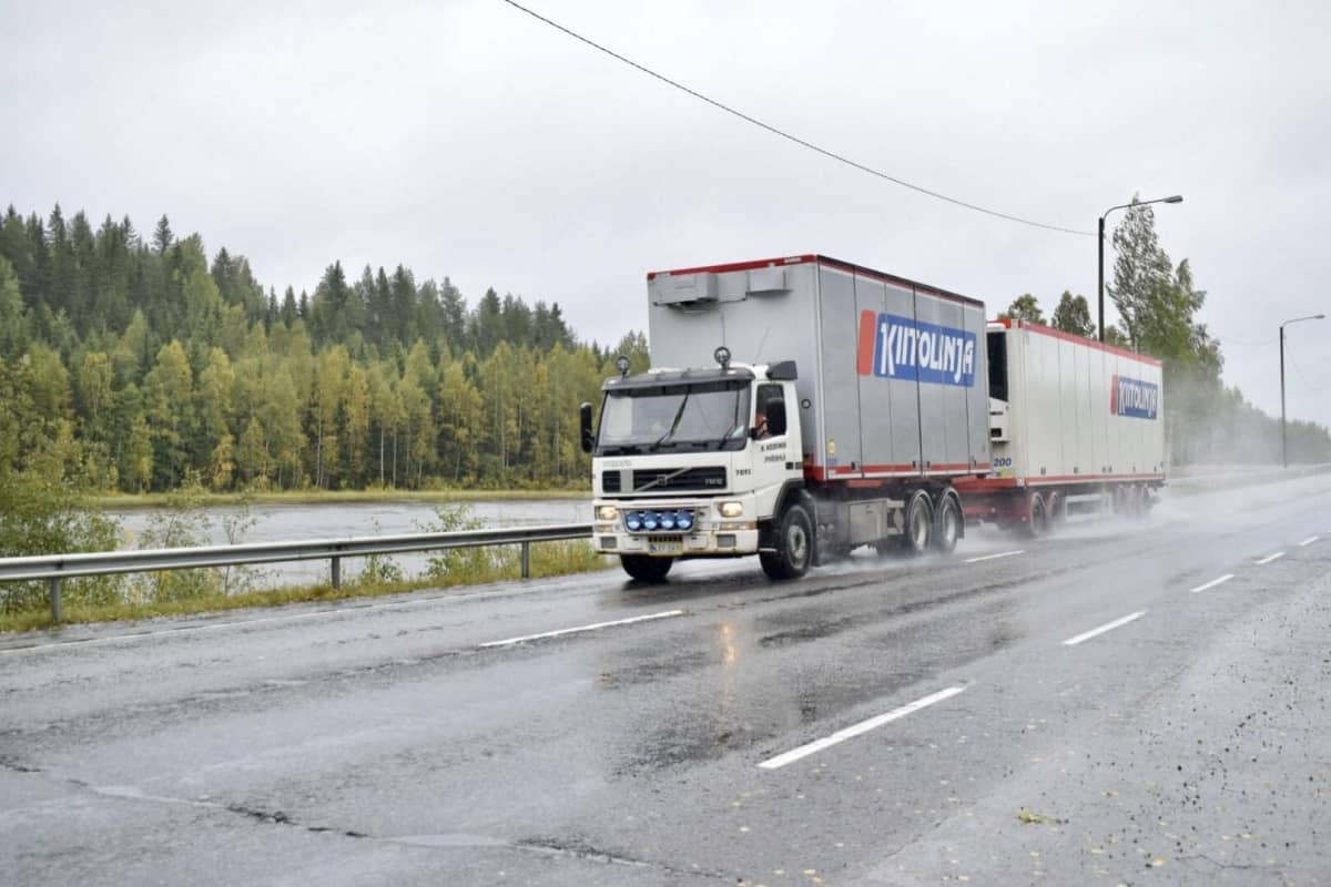 Rekka ajaa nelostietä Laukaassa sateisessa säässä.