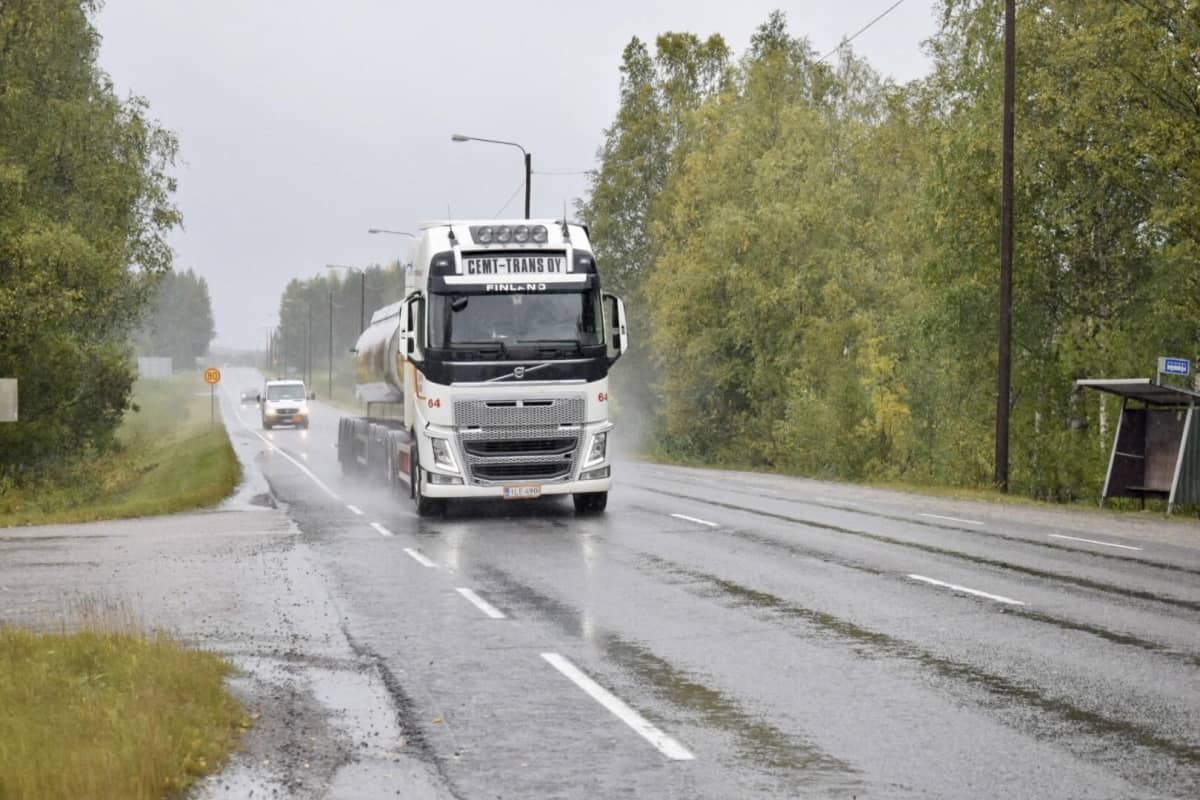 Autoja nelostiellä Laukaassa sateisessa säässä.