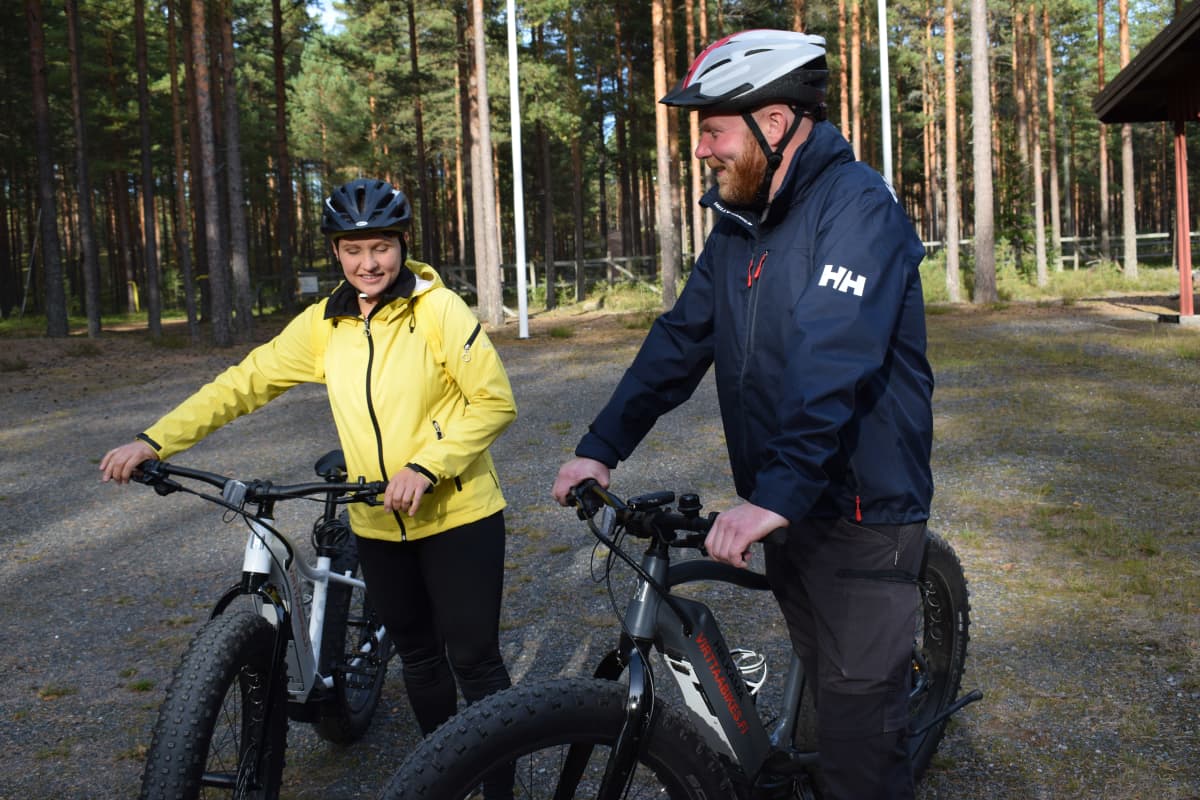 Jyri ja Leena Lehtinen läskipyöräretkellä Virttaalla.