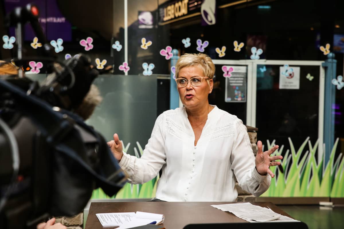 Tiina Aho, kielenkääntäjä