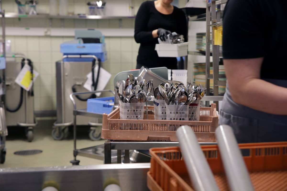 Suurkettiön tiskauslinjastoa.