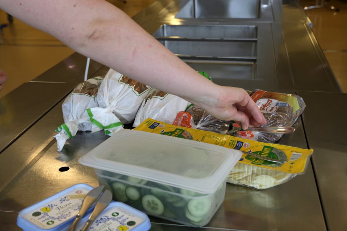 Koululaisten välipalaa asetetaan tarjolle.