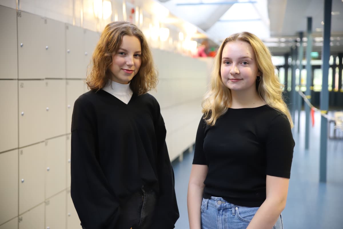 Eskolanmäen koulun 9-luokan oppilaat Aida Ahola ja Iida Salovaara.