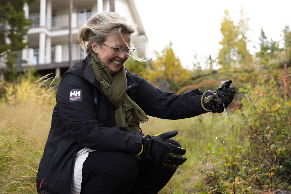 Leppävirtalainen Tiina Kosunen puristaa hyytelösammaleläintä kädessään.