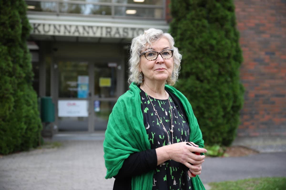 Kunnanjohtaja Marketta Kitkiöjoki Sysmän kunnantalon edustalla