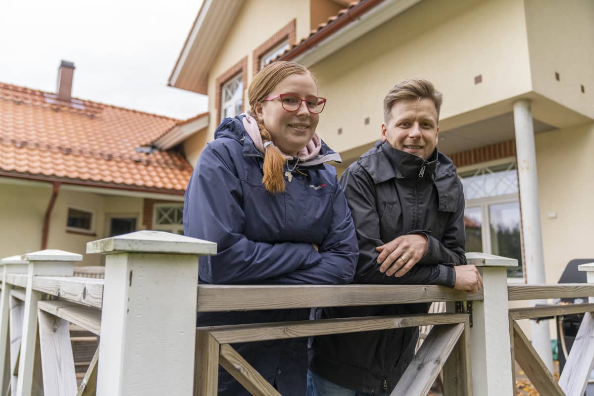 Anna ja Jarmo Juustovaara terassilla Porvoossa