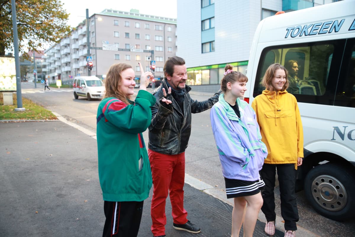 Pate Mustajärvi fanien kanssa