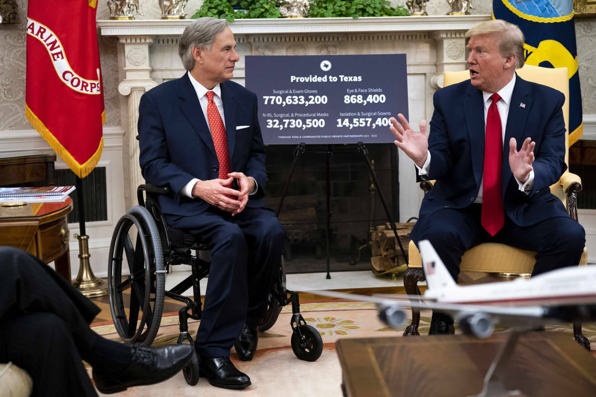 Presidentti Trump ja Teksasin kuvernööri Greg Abbot tapaavat Valkoisessa talossa presidentin virkahuoneessa. Abbott istuu pyörätuolissa Trump puhuu.