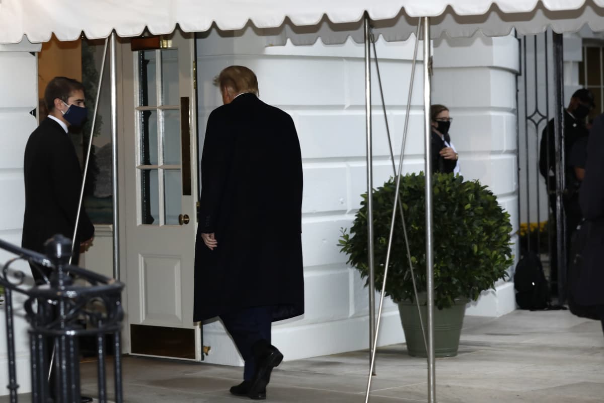 Donald Trump kävelee sisään Valkoisen talon ovesta